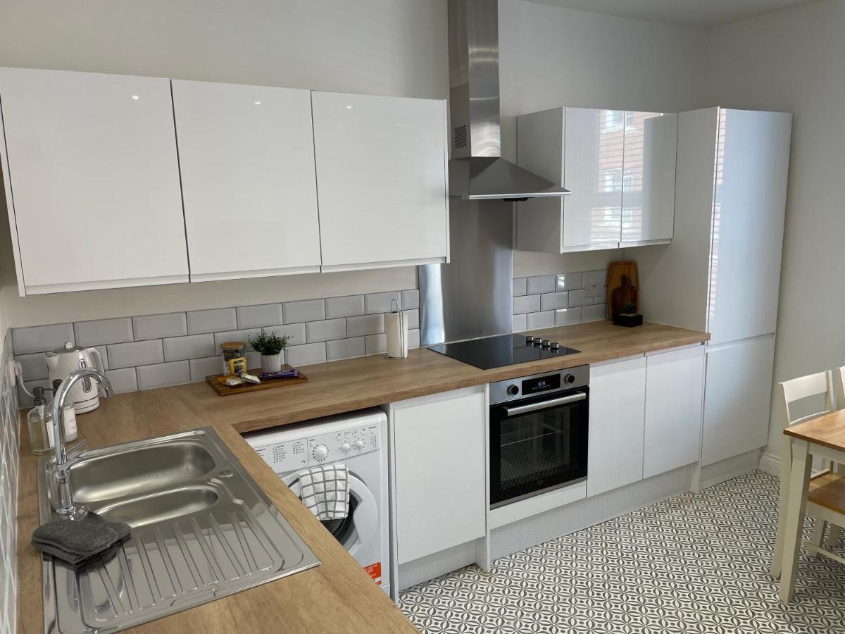 Apartment #2 - At 12 Story St Кингстън ъпон Хъл Екстериор снимка
